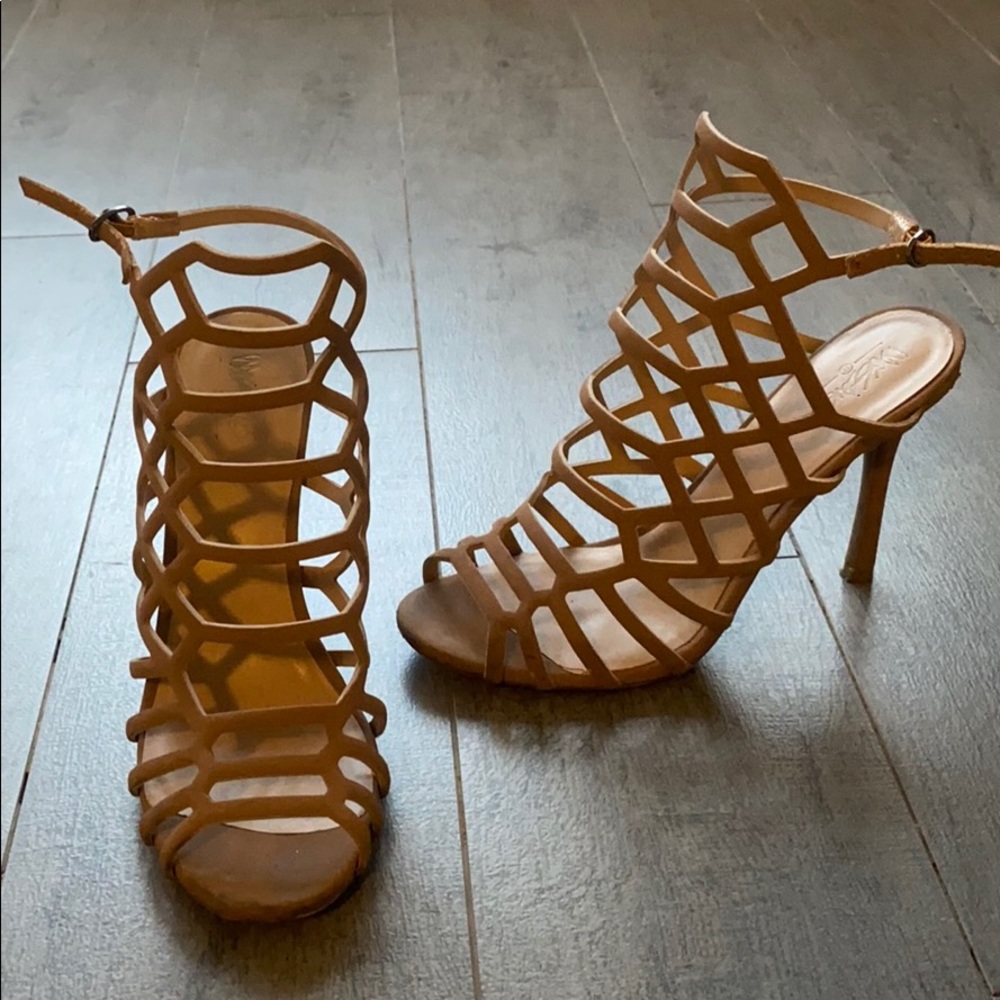 Straps heels